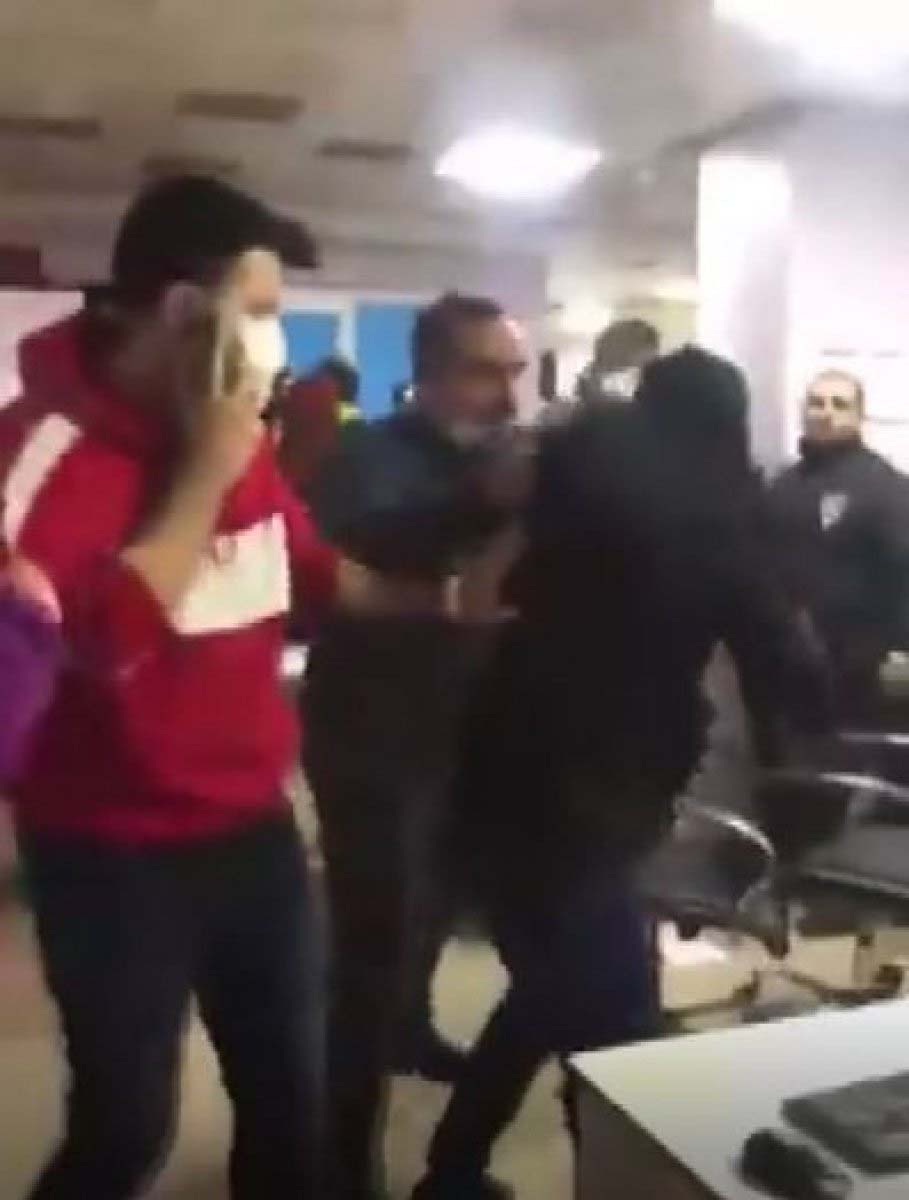 Ambulansın geç geldiğini iddia ettiler! Gaziantep'te hasta yakınları, hastane personeline saldırdı! 