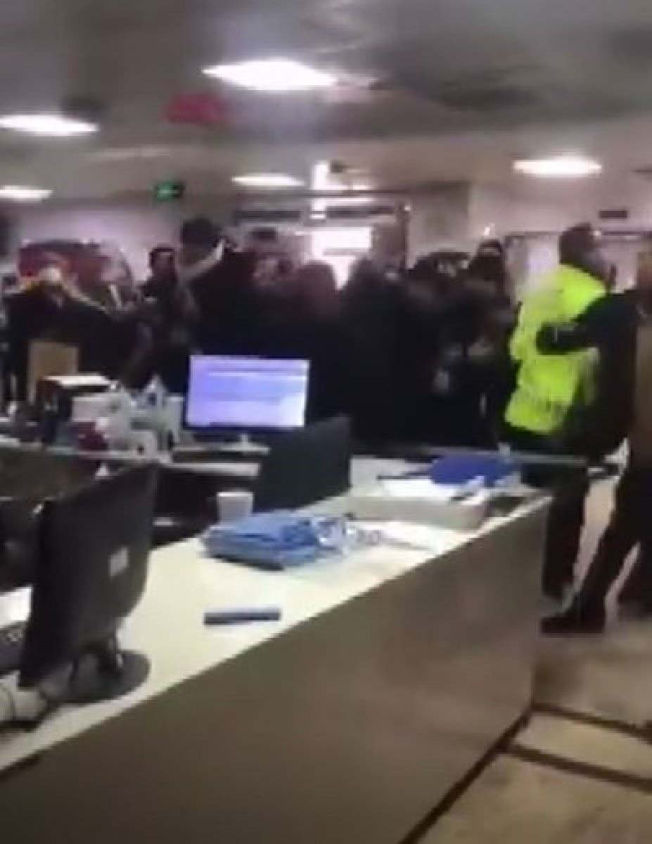 Ambulansın geç geldiğini iddia ettiler! Gaziantep'te hasta yakınları, hastane personeline saldırdı! 