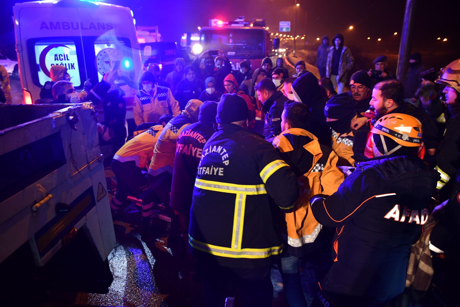Gaziantep'te yolcu otobüsü şarampole uçtu! 15 yaralı var!