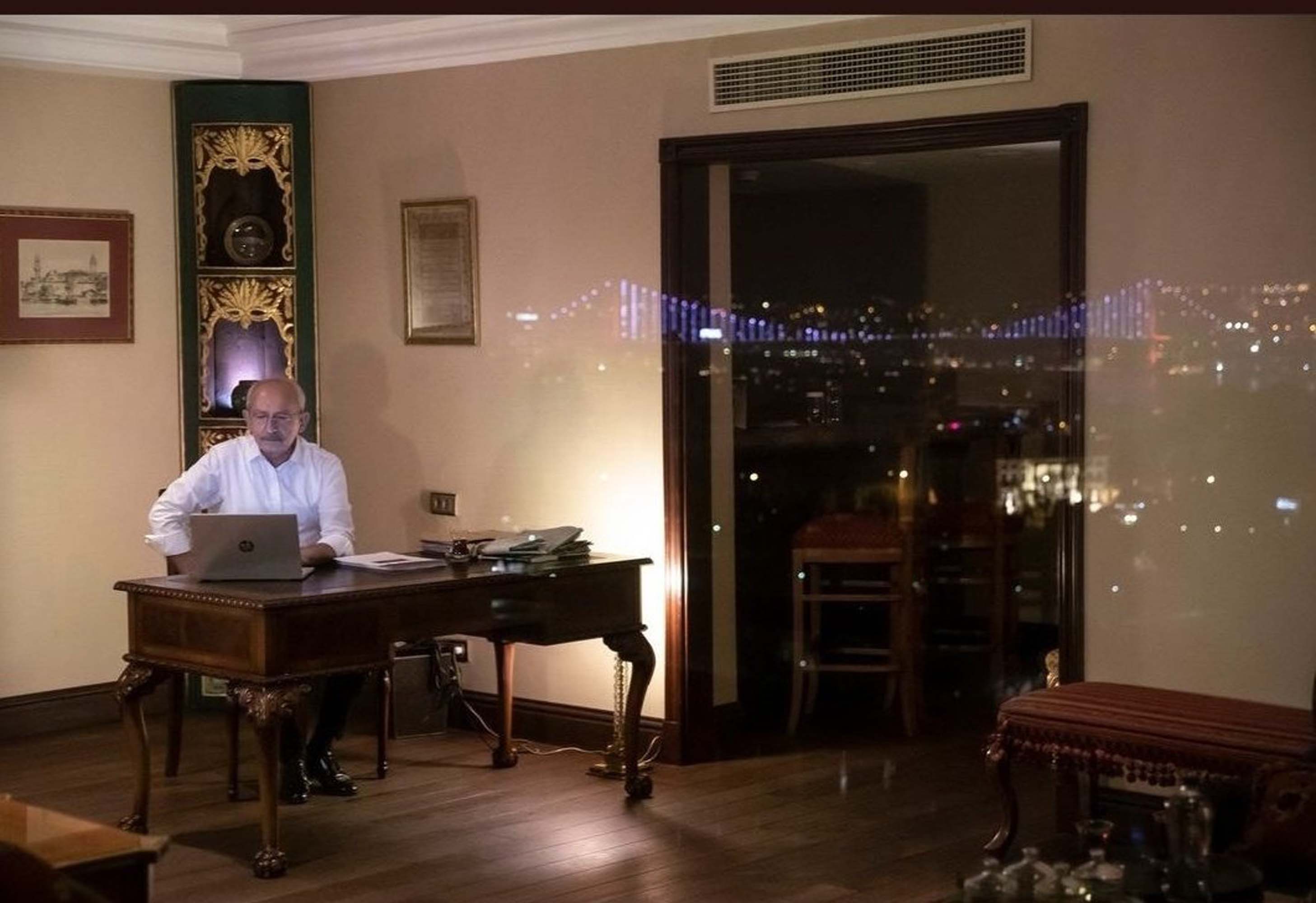 Kemal Kılıçdaroğlu'nun, mütevazı evi saray çıktı! Son paylaşımında cam detayı ele verdi! Meğer, halka lüks boğaz manzaralı dairesinden sesleniyormuş!