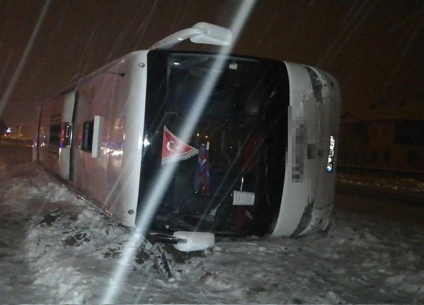 Tokat’ta yolcu otobüsü devrildi! 23 kişi yaralandı!
