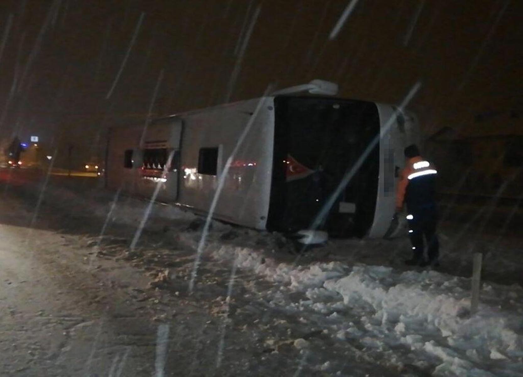 Tokat’ta yolcu otobüsü devrildi! 23 kişi yaralandı!
