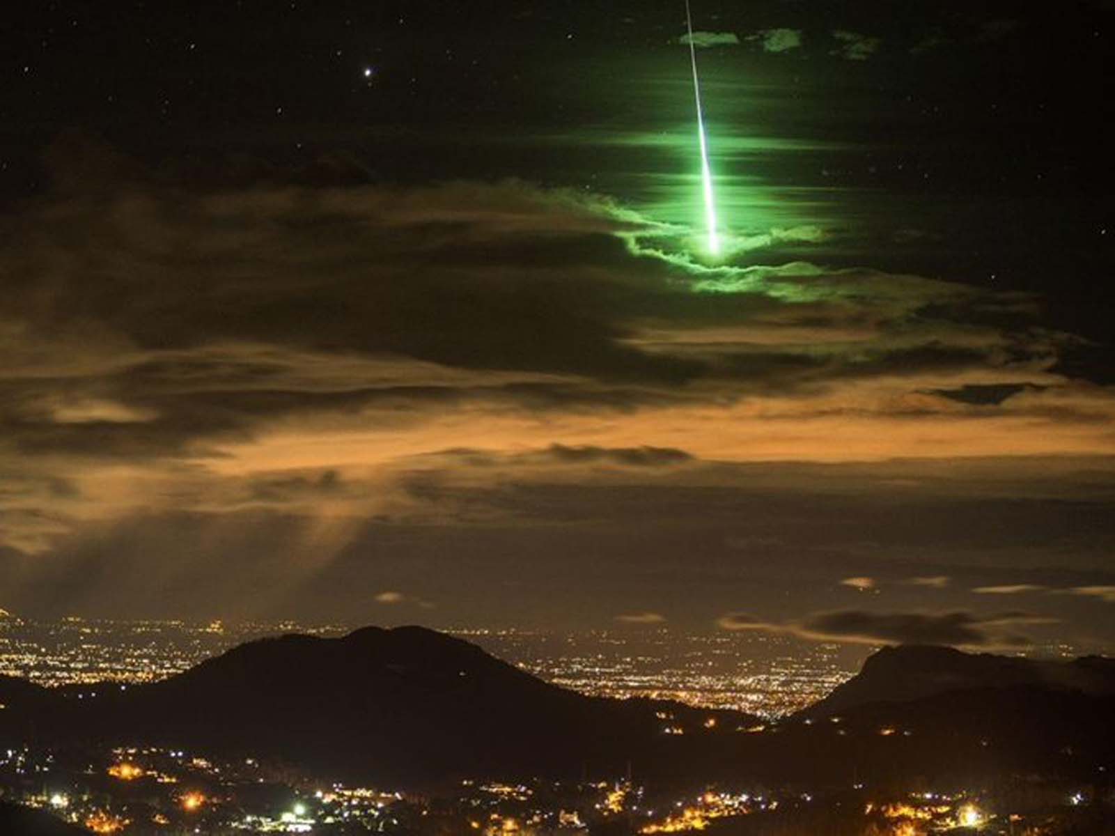 Gökyüzündeki yeşil ışığın sırrı çözüldü! Türkiye Uzay Ajansı açıkladı: Meteor düşmüş 