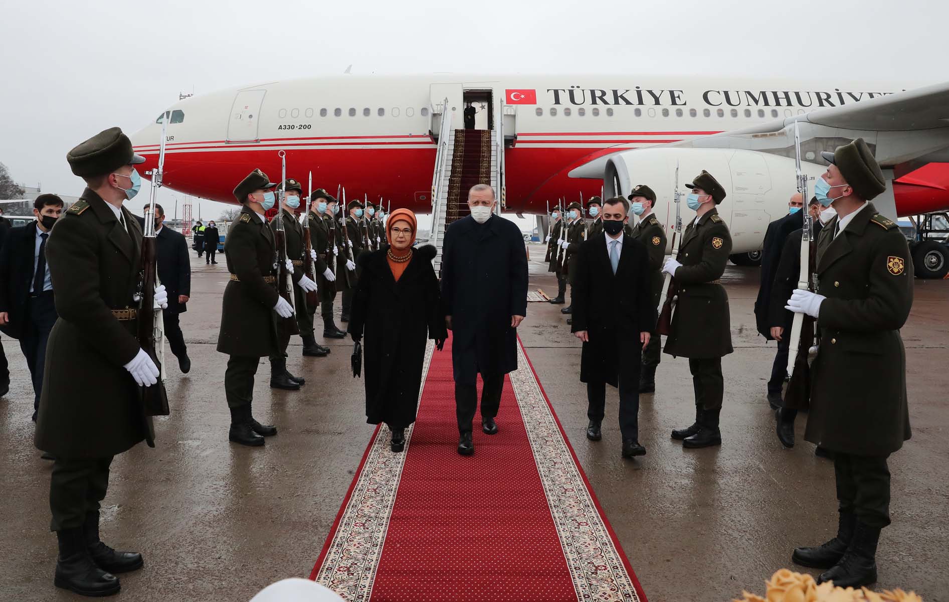 Cumhurbaşkanı Erdoğan, Ukrayna'da Devlet Başkanı Vladimir Zelenskiy tarafından resmi törenle karşılandı 