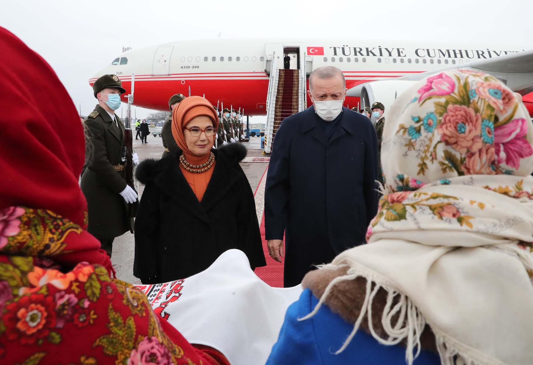 Cumhurbaşkanı Erdoğan, Ukrayna'da Devlet Başkanı Vladimir Zelenskiy tarafından resmi törenle karşılandı 