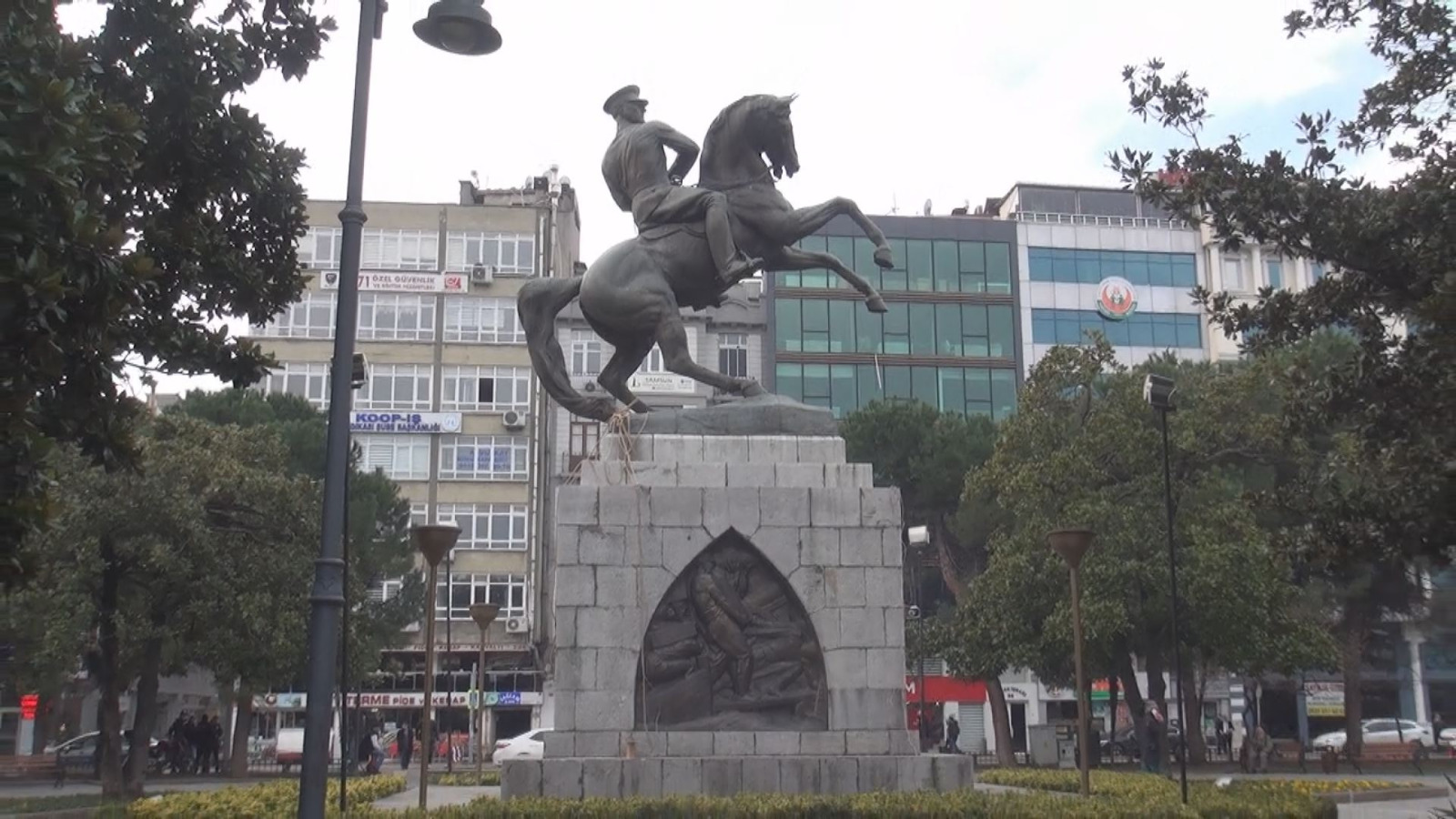 Samsun'da Atatürk Anıtı'na çirkin saldırı! Valilik açıklama yaptı! Anıta urgan bağlayan iki kişi yakalandı!