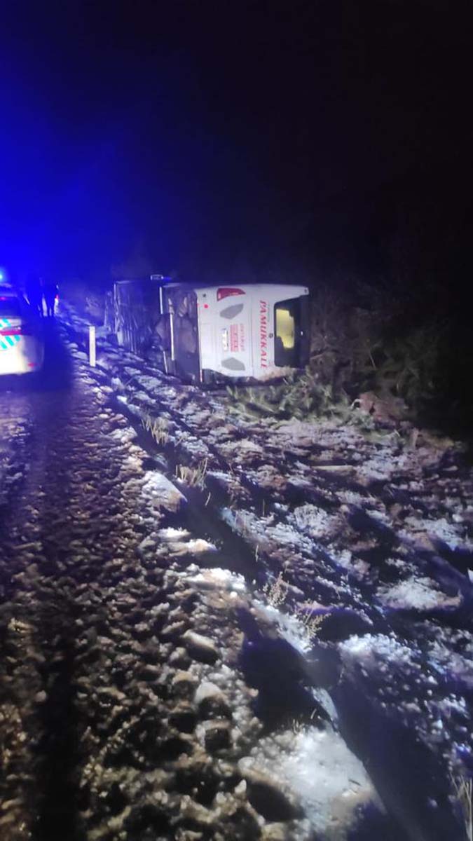 Facianın eşiğinden dönüldü! Afyonkarahisar'da yolcu otobüsü şarampole devrildi: 8 yaralı