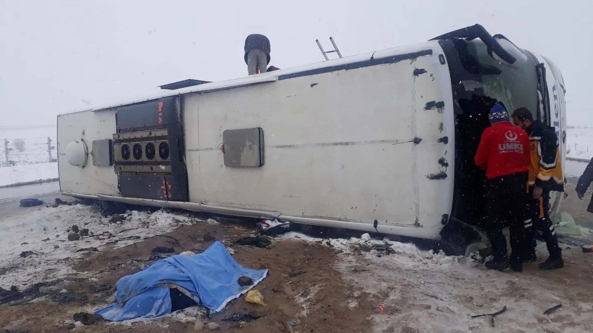 Son dakika | Yozgat'ta yolcu otobüsü tarlaya devrildi: 1 ölü, 34 yaralı 