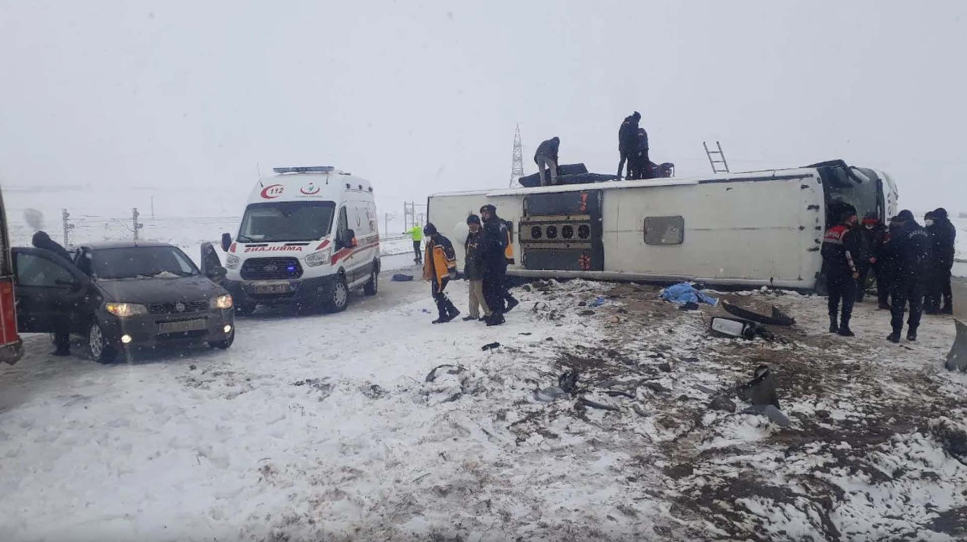 Son dakika | Yozgat'ta yolcu otobüsü tarlaya devrildi: 1 ölü, 34 yaralı 