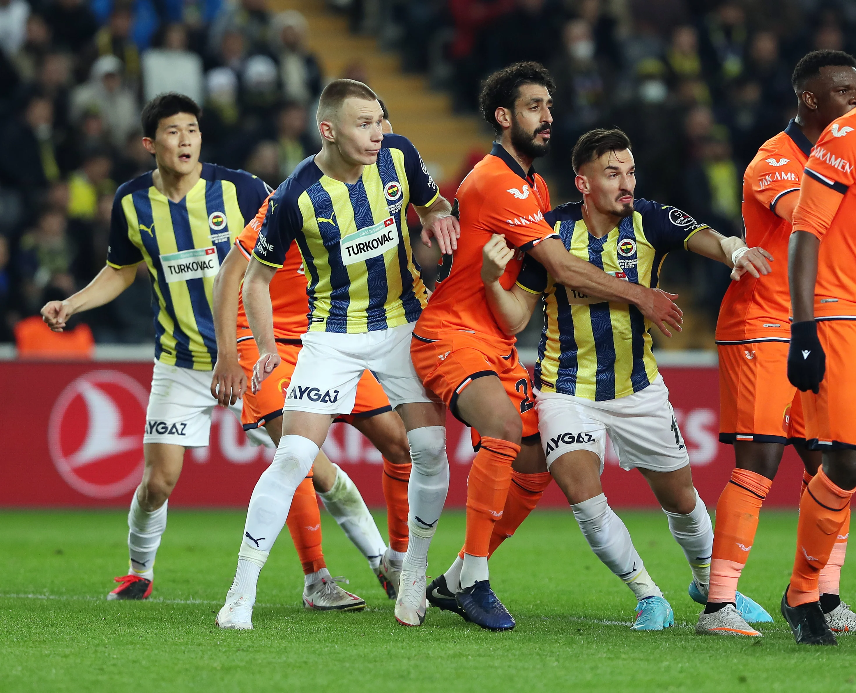 Fenerbahçe'ye sakatlık şoku! Yıldız oyuncunun omzunda kırık tespit edildi