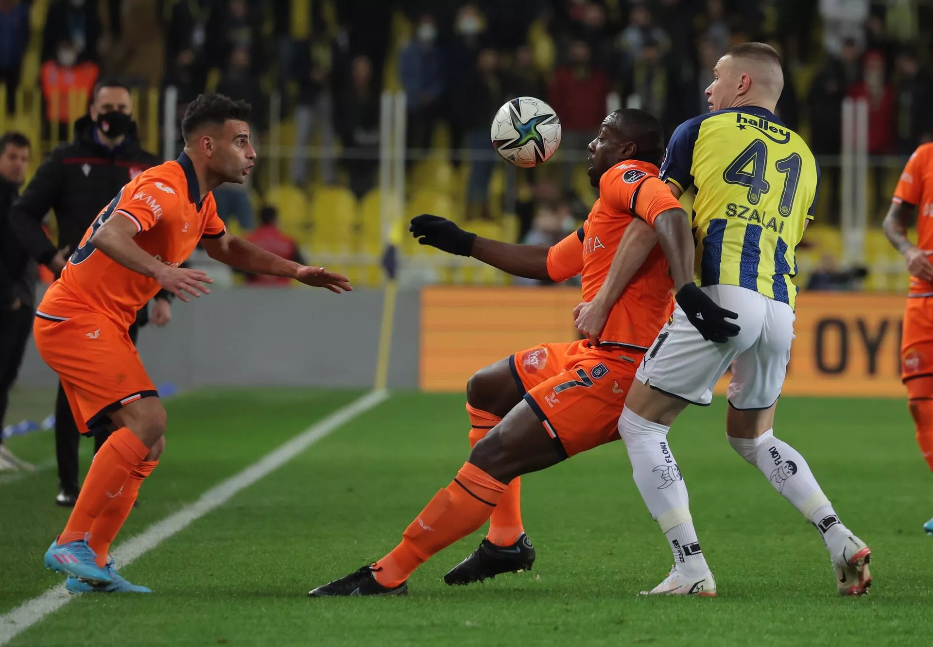 Fenerbahçe'ye sakatlık şoku! Yıldız oyuncunun omzunda kırık tespit edildi