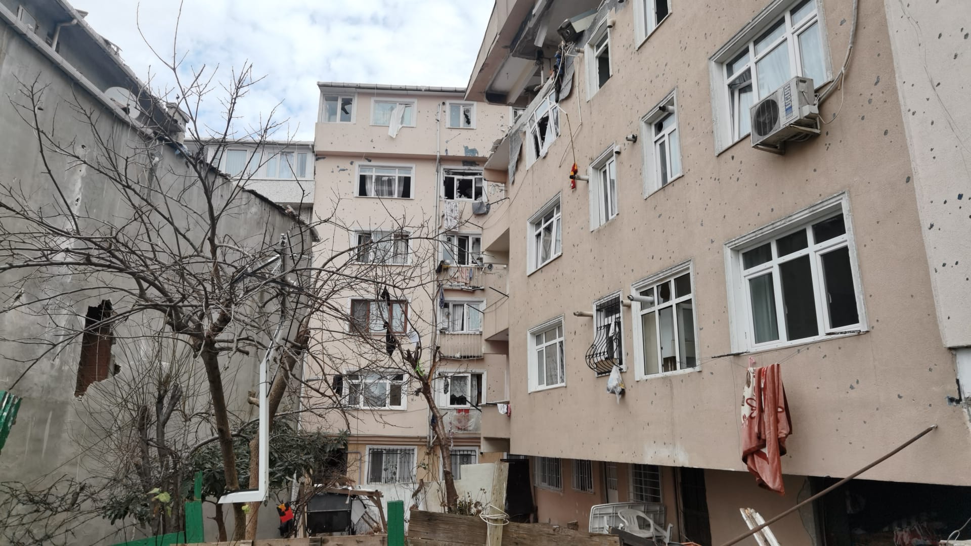Son dakika | İstanbul Üsküdar'da 5 katlı binada patlama: Yaralılar var! Bir vatandaş dördüncü kattan düştü 