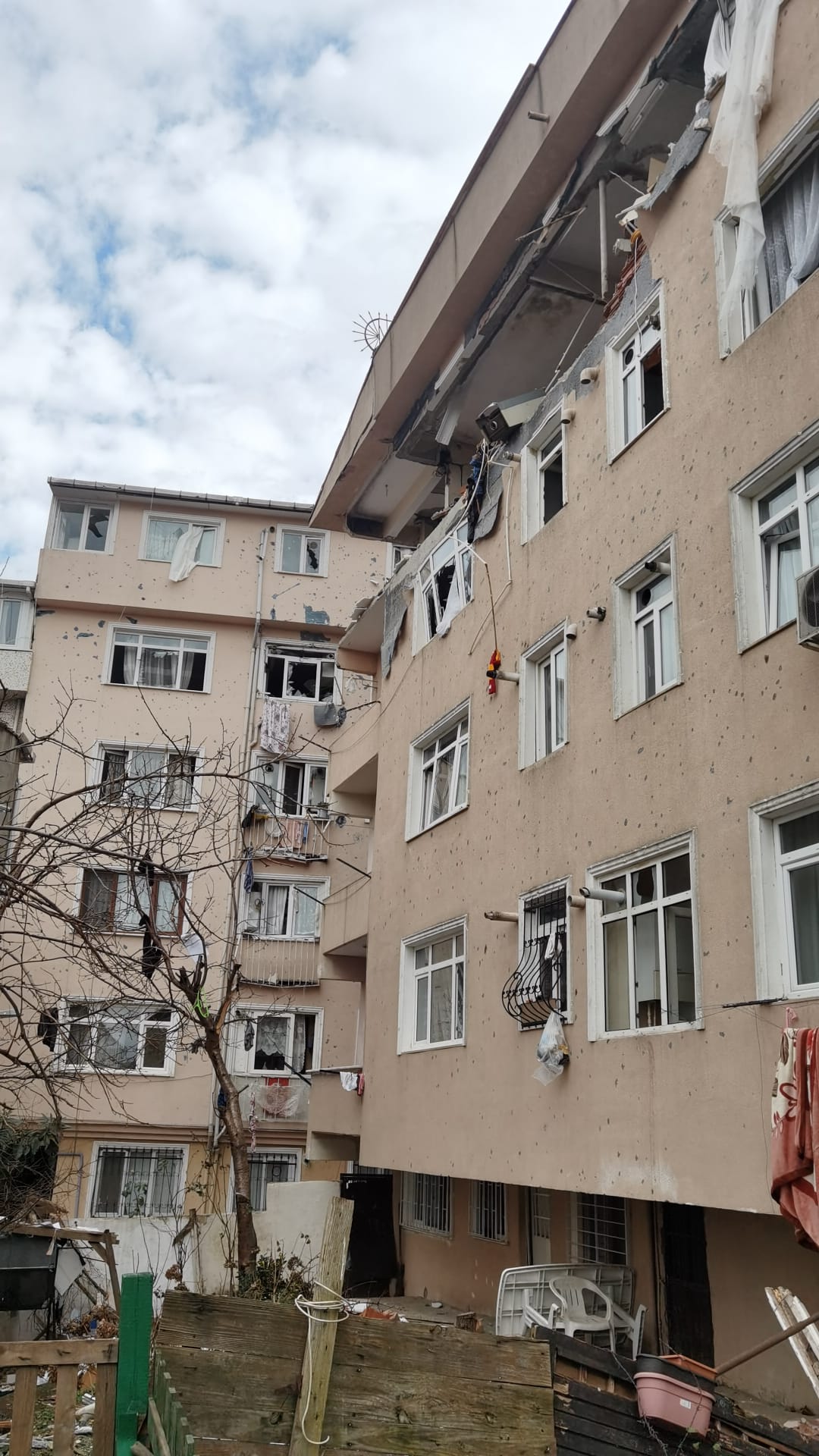 Son dakika | İstanbul Üsküdar'da 5 katlı binada patlama: Yaralılar var! Bir vatandaş dördüncü kattan düştü 