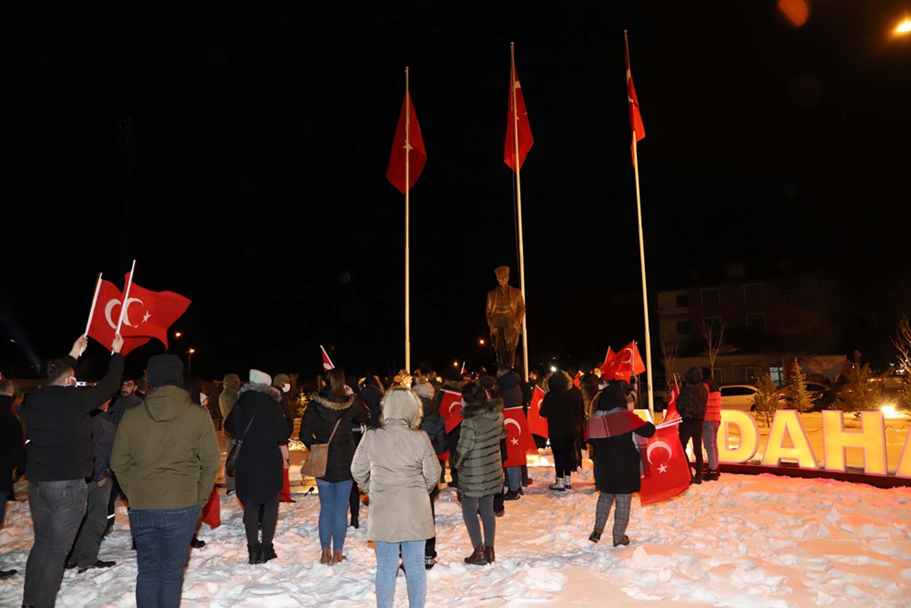 CHP'li Ardahan Belediye Başkanı Faruk Demir'den büyük skandal: Atatürk anıtının önüne sarhoş geldiği öne sürüldü! Atatürk'e padişah dedi 