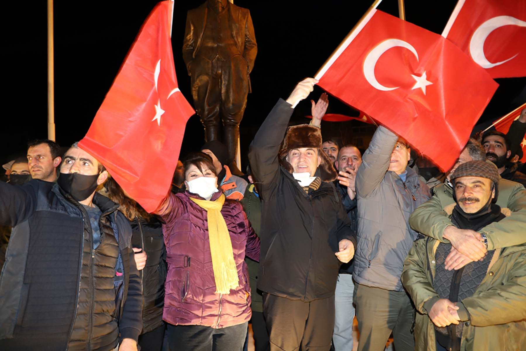 CHP'li Ardahan Belediye Başkanı Faruk Demir'den büyük skandal: Atatürk anıtının önüne sarhoş geldiği öne sürüldü! Atatürk'e padişah dedi 