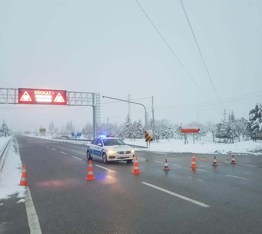 Konya'daki yoğun kar yağışı ulaşımı olumsuz etkiledi! O yollarda araç geçişine izin verilmiyor!