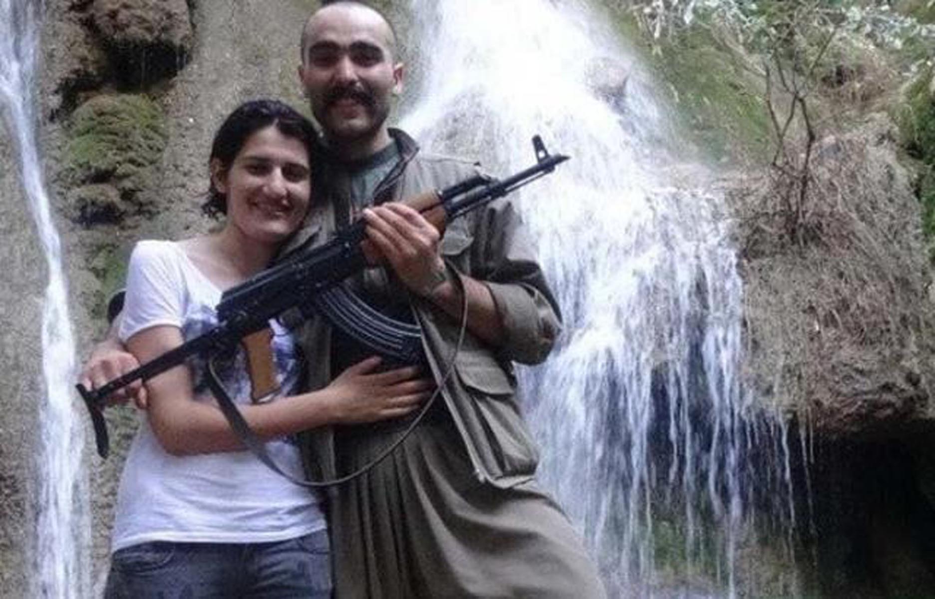Terörist anneleriyle fotoğraf çektiriyor! HDP'li vekil Semra Güzel ile yan yana poz veren kadın terörist Volkan Bora'nın annesiymiş!