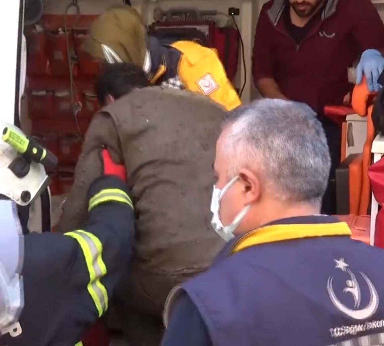 Gaziantep'te yürekleri ısıtan görüntü! Bakan Koca paylaştı: Üstü kirli olduğu için ambulansa binmek istemeyen işçi duygulandırdı 