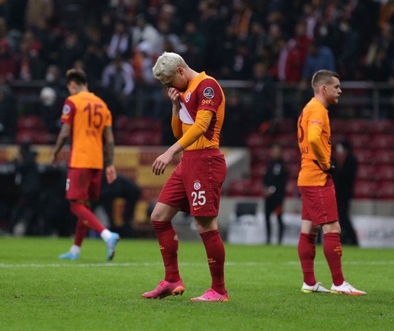 Galatasaray'da kabak Victor Nelsson'un başına patladı! Taraftarlarda bu yöntemle kaçtı!