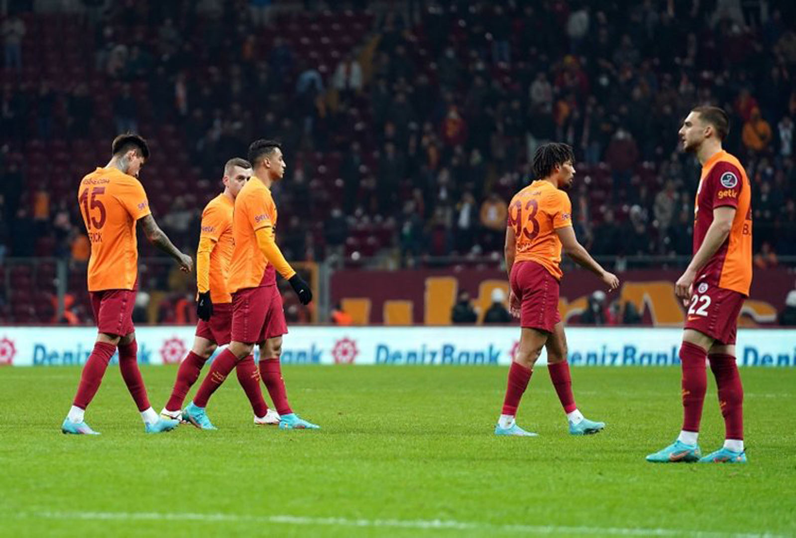 Galatasaray'da kabak Victor Nelsson'un başına patladı! Taraftarlarda bu yöntemle kaçtı!