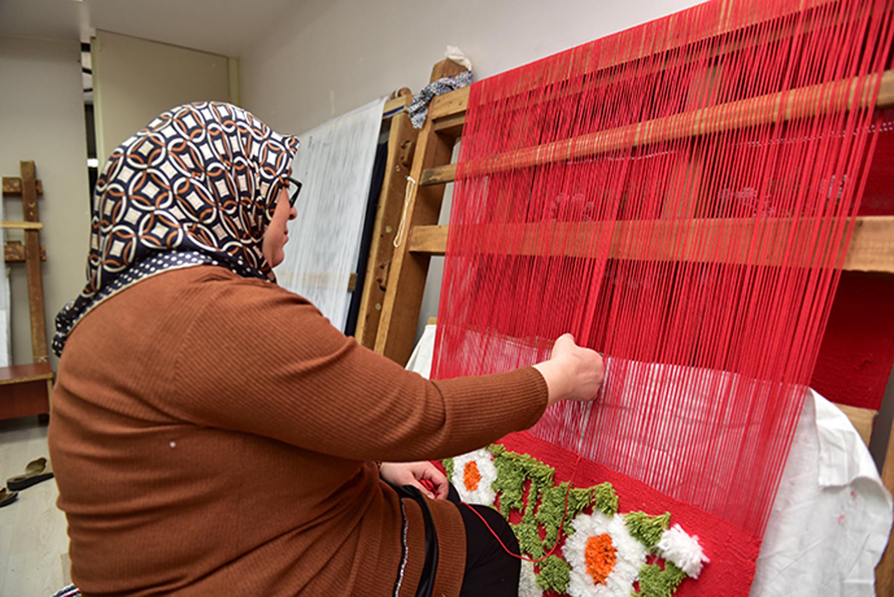 İyilik Atölyelerinde el emeği üreten kadınlar ev ekonomilerine katkı sağlıyor