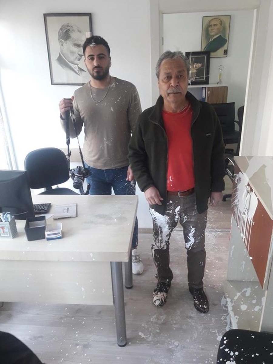 CHP'li gruptan Haberci Gazetesi'ne çirkin saldırı! Gazete binasına yumurta, bağlı boya ve yem attılar! 