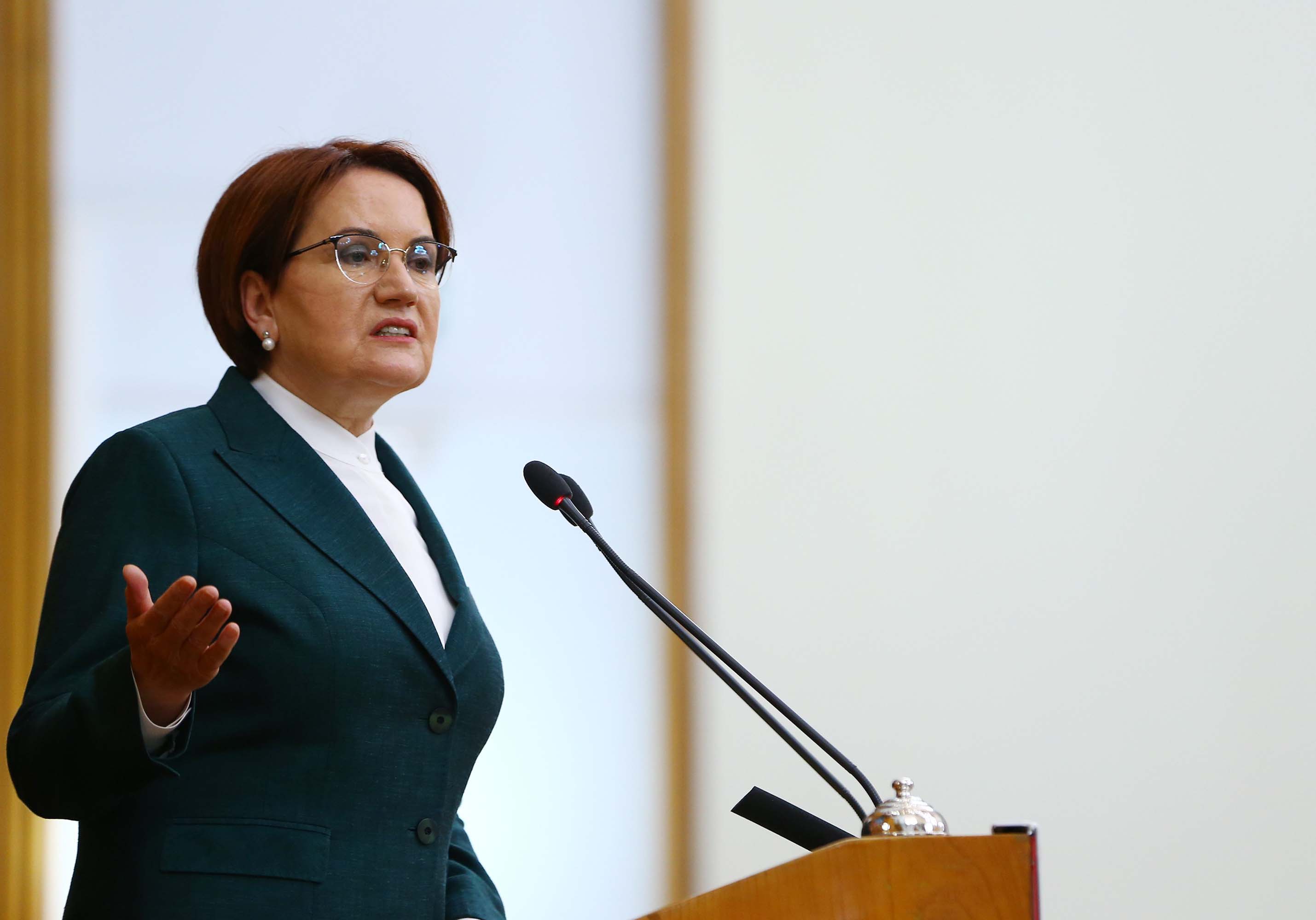 Meral Akşener yıllar önce başörtülüleri istemediğini, kıyafet yasasının gelmesi gerektiğini dibine kadar savunmuş! Bir helallik de sen iste