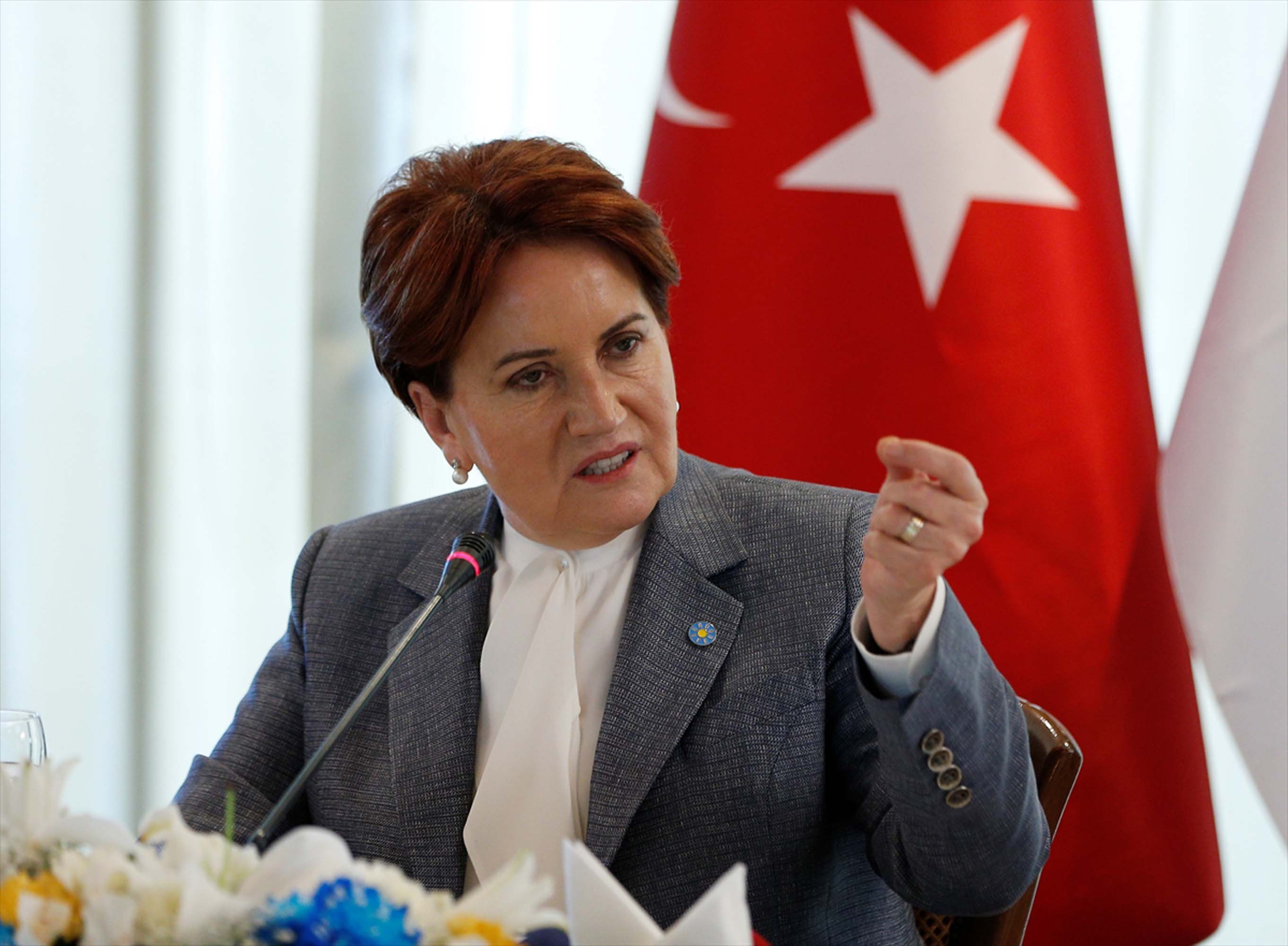 Meral Akşener yıllar önce başörtülüleri istemediğini, kıyafet yasasının gelmesi gerektiğini dibine kadar savunmuş! Bir helallik de sen iste