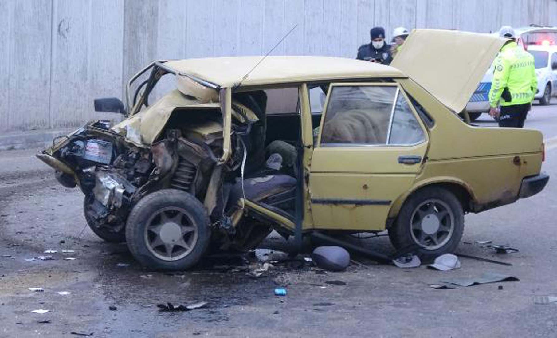 Sivas'ta can pazarı! İşçi servisi otomobille çarpıştı! 1'i ağır 12 yaralı var!