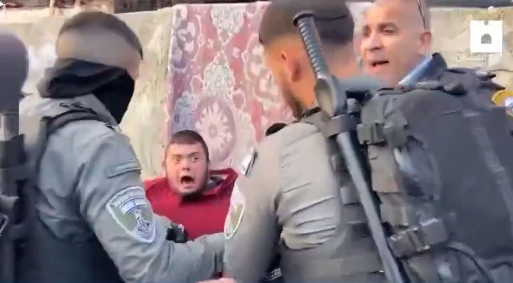 İşgalci İsrail askerleri down sendromlu çocuğa işkence ettiler! Görüntüleri izleyenlerin kanı dondu!