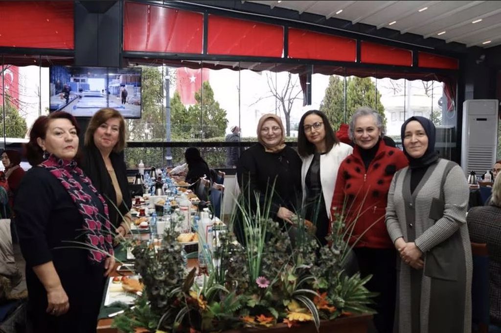 Pendik'li üreten kadınlar bir arada! Başkan Ahmet Cin'in eşi Mehtap Cin ve Pendik Kaymakamı Dr. Hülya Kaya, emekçi kadınlarla buluştu! Kadın, siyaset üstüdür