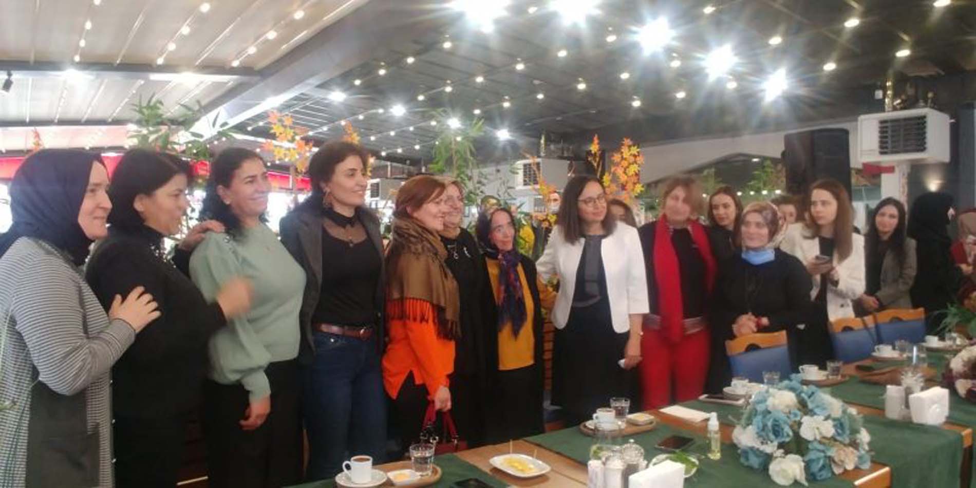 Pendik'li üreten kadınlar bir arada! Başkan Ahmet Cin'in eşi Mehtap Cin ve Pendik Kaymakamı Dr. Hülya Kaya, emekçi kadınlarla bir araya geldi! Kadın, siyaset üstüdür