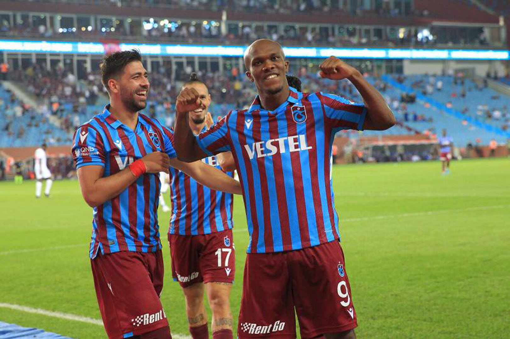 Trabzonspor'un yıldızı Nwakaeme ligde şovuna devam edecek! 3 yıllık imza!