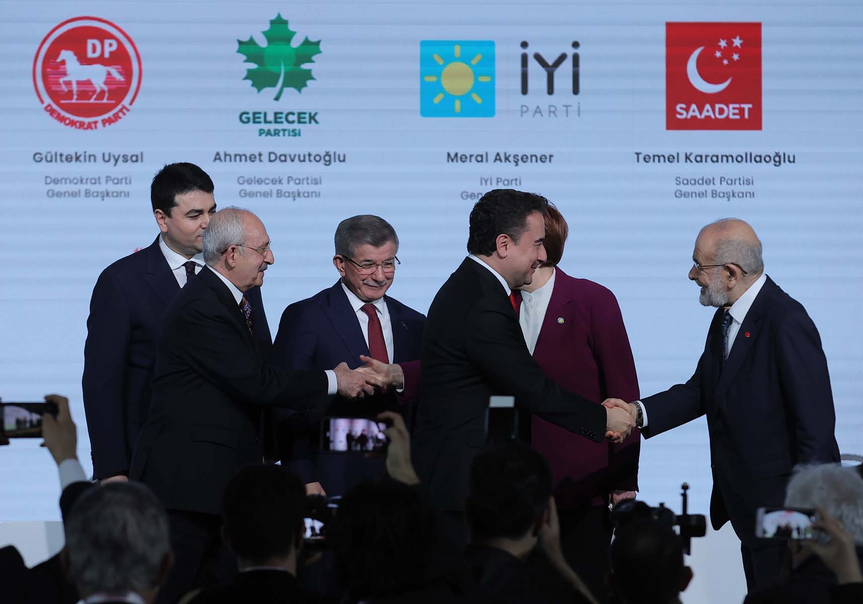 Ahmet Hakan, muhalefetin parlamenter sistem törenini böyle gördü: Davutoğlu ve Babacan boşa kostaklanmıyormuş