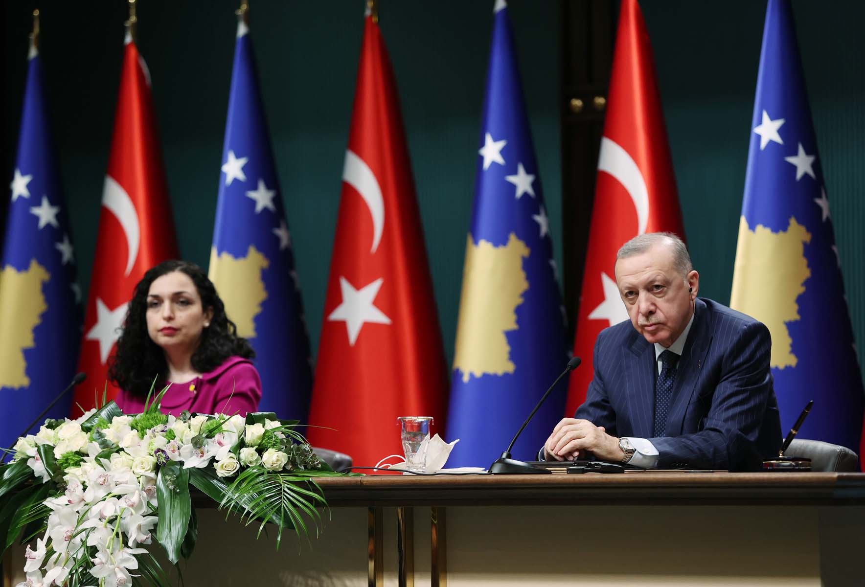 Cumhurbaşkanı Erdoğan'dan Kosova Cumhurbaşkanı Osmani-Sadriu'i ile ortak basın toplantısı! Türkiye'nin bu konuda bir sorunu yok, Kosova'yı NATO üyesi olarak tanırız