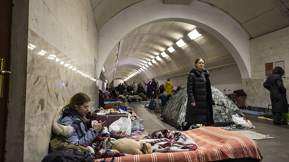 Kiev bombardıman altında! Bİnlerce kişi metro istasyonlarına sığındı