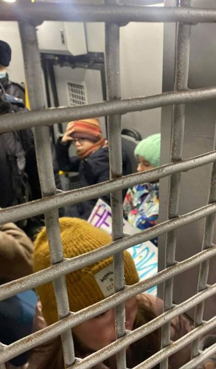 Tepki çeken olay! Küçücük çocuklar Savaşa hayır dedikleri için Rus polisler tarafından gözaltına alındı!