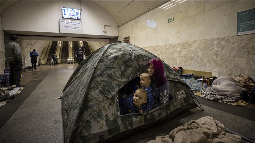 Kiev bombardıman altında! Bİnlerce kişi metro istasyonlarına sığındı