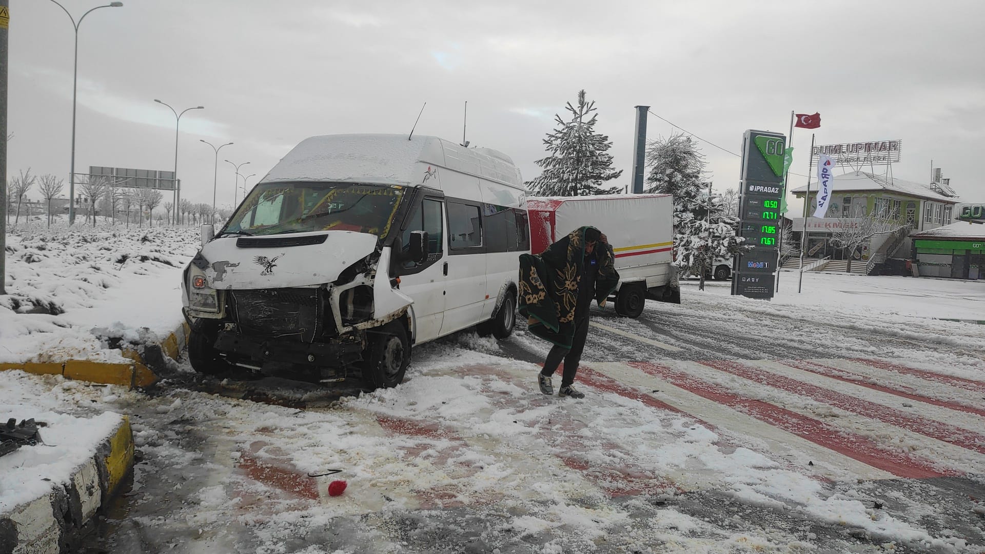 Konya'da iki servis aracı çarpıştı, biri devrildi: Çok sayıda yaralı var 
