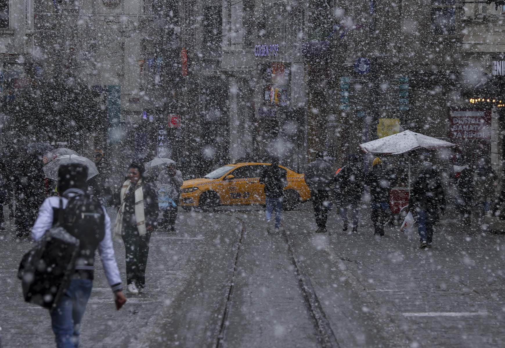 Son dakika |İstanbul'da kar yağışı alarmı! Vali Yerlikaya yeni kararları duyurdu! Saat 19.00'dan sonra trafiğe çıkmaları yasaklanacak