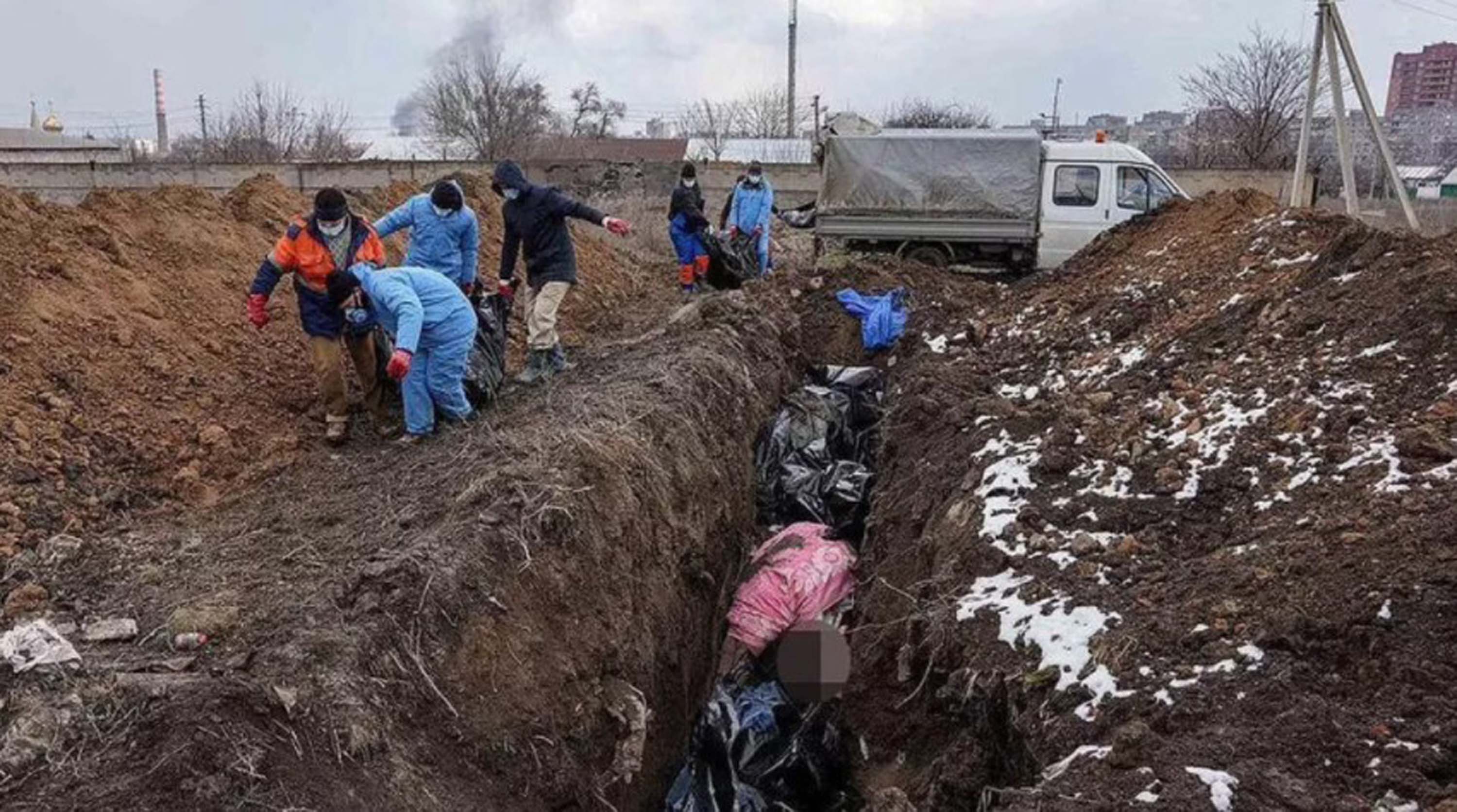 Ukrayna'da ölüleri toplu mezarlara yuvarlıyorlar! Görüntüler yürekleri kor gibi yaktı! Dünya sadece izliyor!