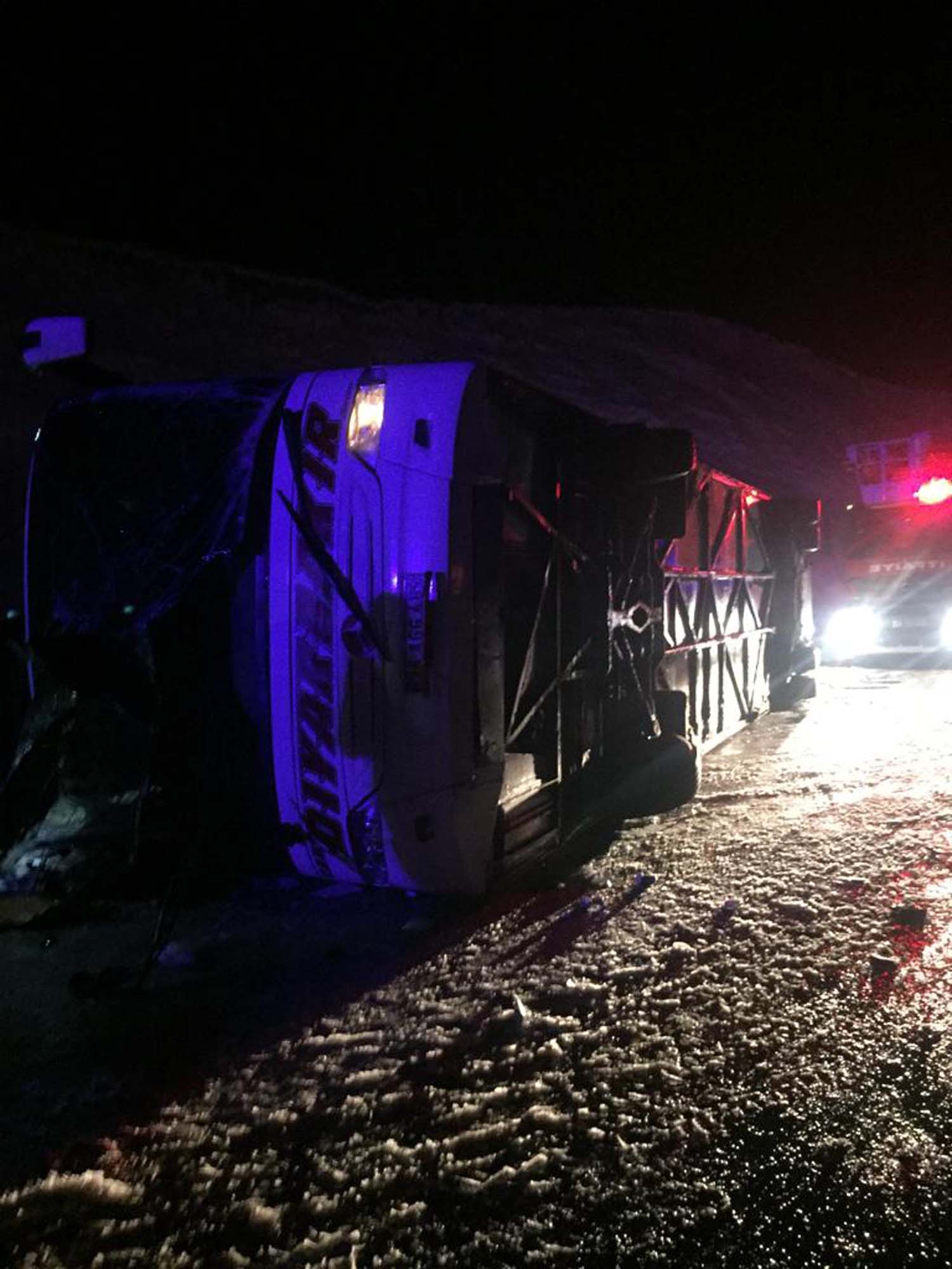 Sivas'ta yolcu otobüsü devrildi! Yolcuların tamamı hastaneye kaldırıldı! 8'i ağır, 34 yaralı!