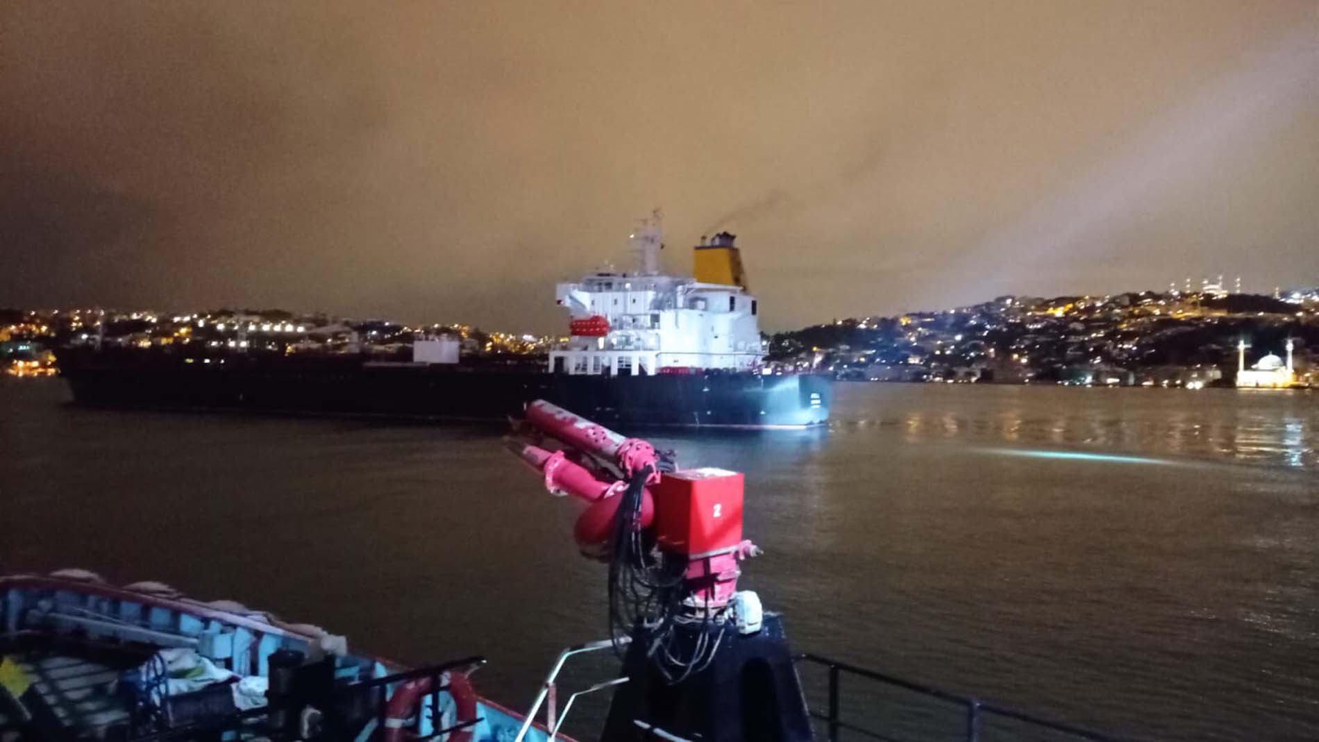 İstanbul boğazında korku dolu anlar! Dümeni arızalanan tanker, Kıyı Emniyet ekipleri tarafından kurtarıldı 