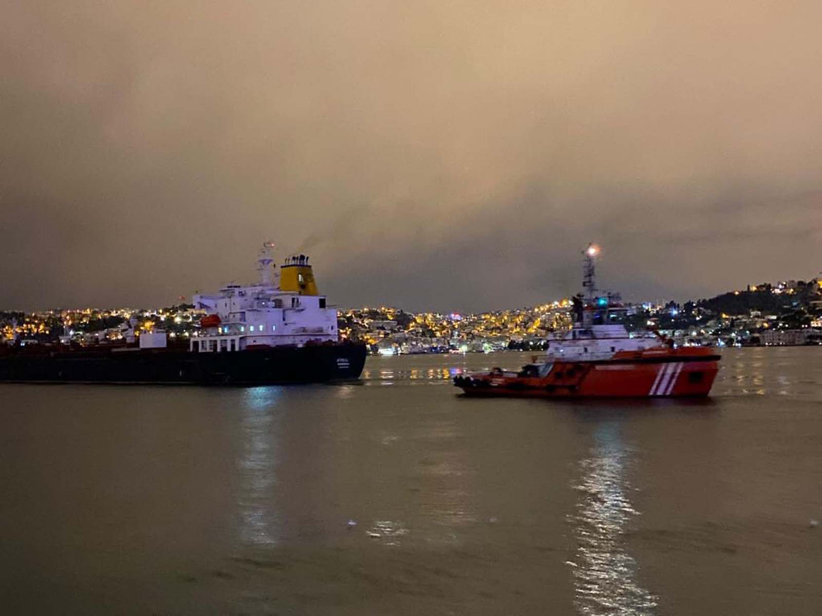 İstanbul boğazında korku dolu anlar! Dümeni arızalanan tanker, Kıyı Emniyet ekipleri tarafından kurtarıldı 