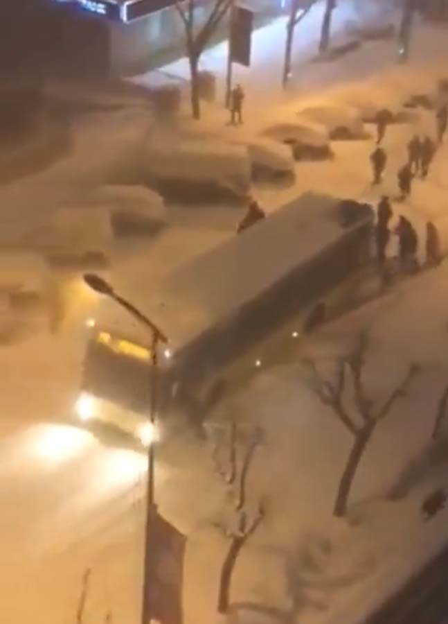 Balıkçılar da kapalı, Ekrem İmamoğlu nerede? İstanbul buz pistine döndü, İETT'ler sörf yaptı! Kar çilesi tekerrür etti!