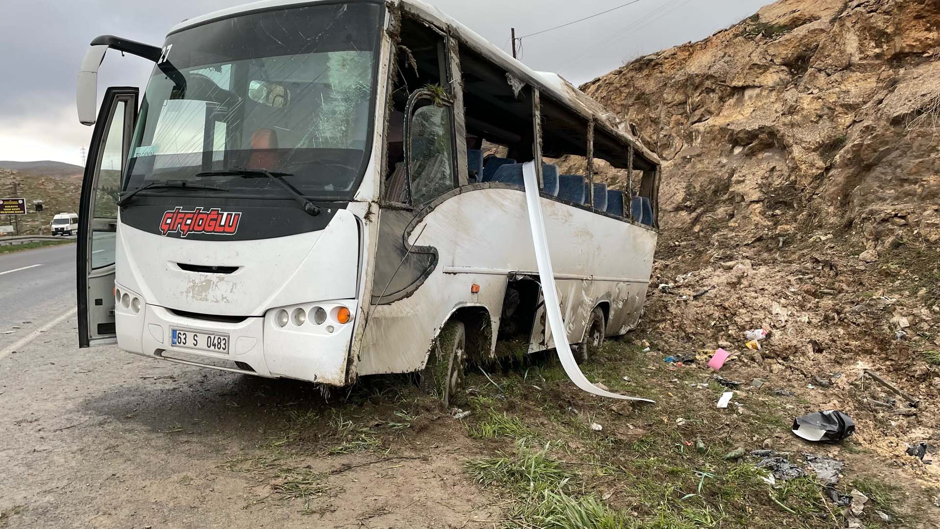 Yürekler ağza geldi! Şanlıurfa'da işçileri taşıyan servis aracı devrildi: 15 yaralı 