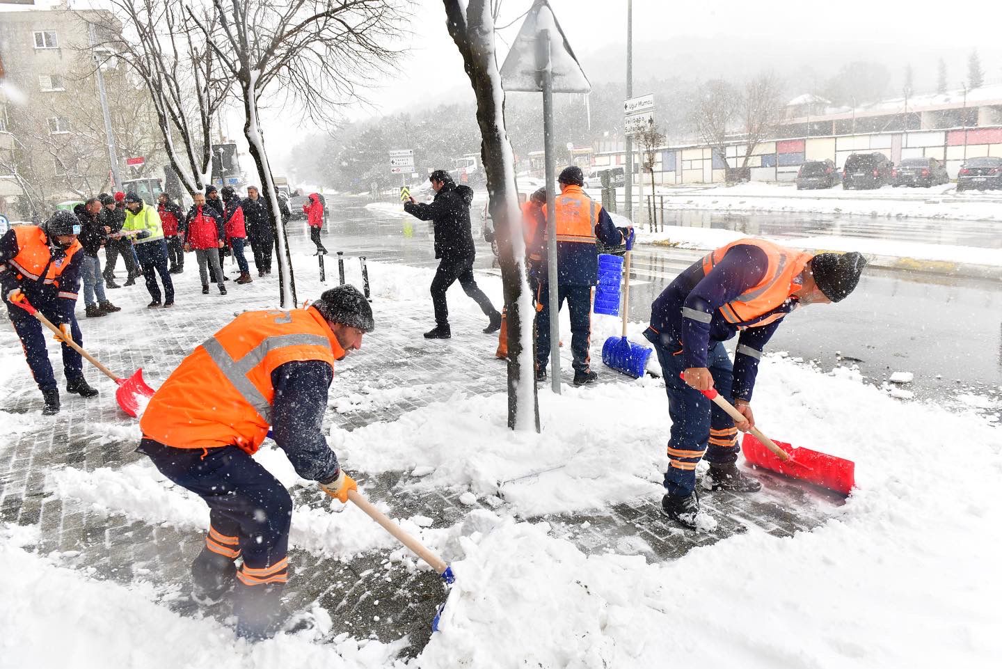 Pendik'te karla mücadele sürüyor: Ekipler 7/24 çalışıyorlar