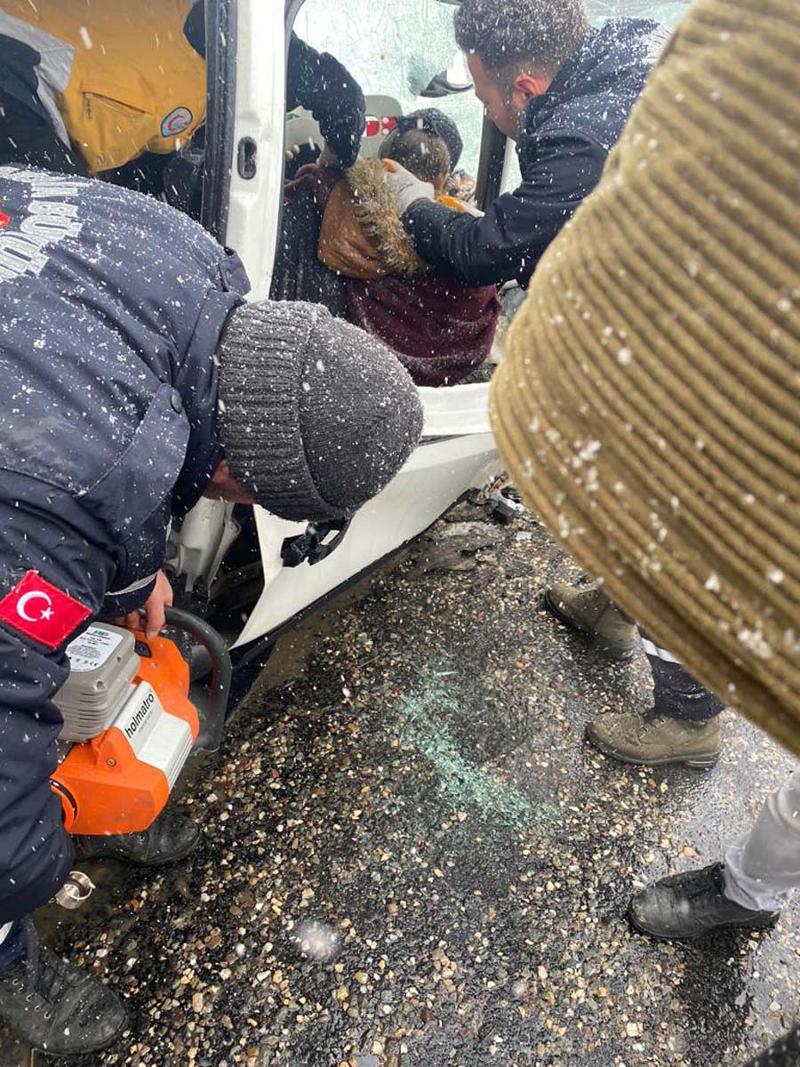 Feci kazada can pazarı! Mardin Midyat'ta iki ticari araç çarpıştı: 4 ölü, 5 yaralı! Hayatını kaybedenlerin isimli belli oldu