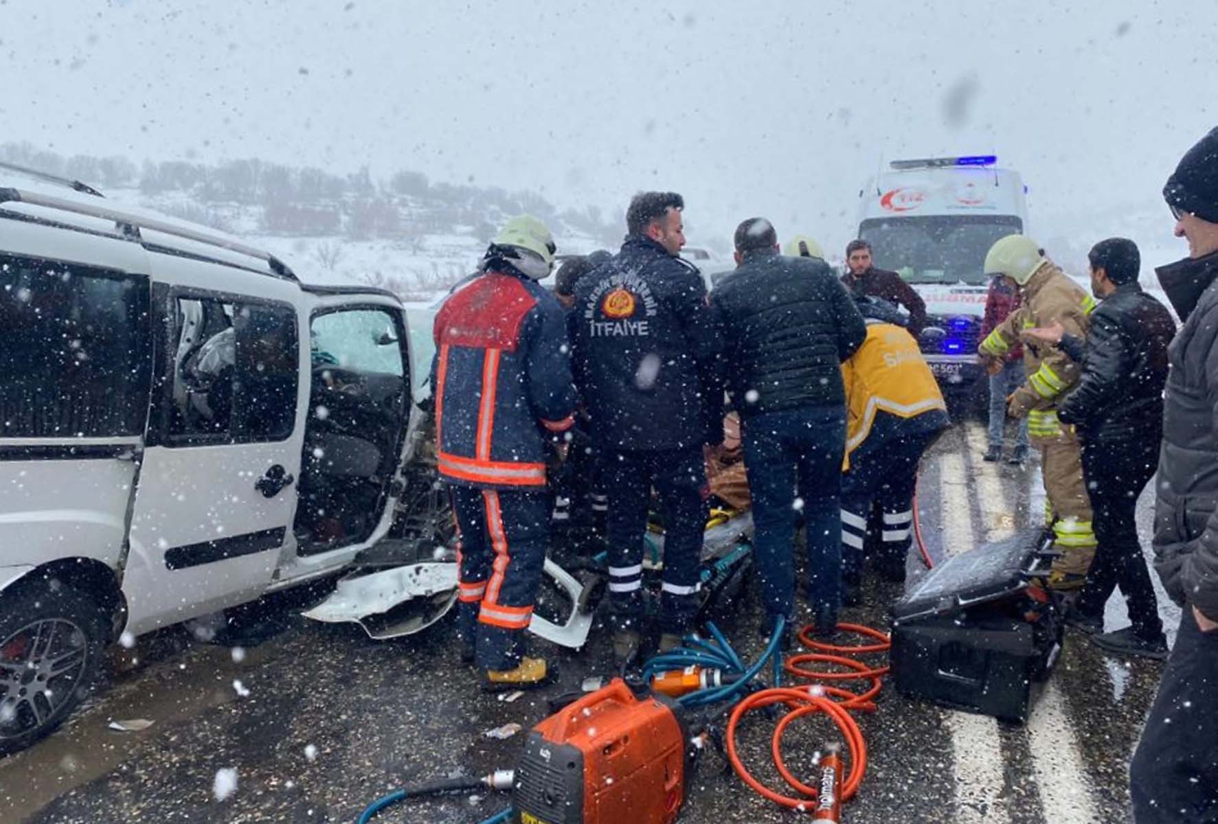 Feci kazada can pazarı! Mardin Midyat'ta iki ticari araç çarpıştı: 4 ölü, 5 yaralı! Hayatını kaybedenlerin isimli belli oldu