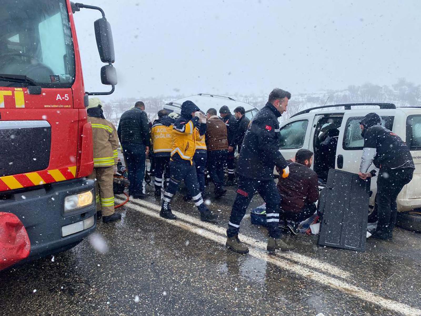 Feci kazada can pazarı! Mardin Midyat'ta iki ticari araç çarpıştı: 4 ölü, 5 yaralı! Hayatını kaybedenlerin isimli belli oldu